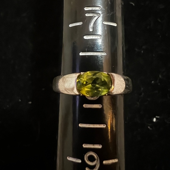Elegant 925 Sterling Silver Ring with Green Peridot Stone - Beautiful - Picture 1 of 5